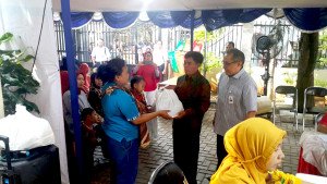 Lurah Petamburan Parsiyo saat menyerahkan Bantuan Pangan Non Tunai kepada salah satu warga disaksikan Branch Manager Bank BNI Kantor Cabang Senayan, Yong Hanafi