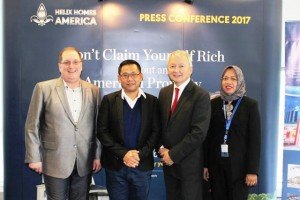 No.1 Internasional Property Guru, DR. Dolf de Roos (dua dari kiri) dan Chief Executive Officer Helix Homes America LLC, Joe Nelson (paling kiri) usai peresmian kantor baru di Jakarta, Indonesia