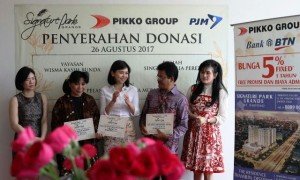 Direktur PT Pikko Land Development Tbk, Jennifer Wirawan (kiri) dan Sicilia Alexander Setiawan (tengah) serta Komisaris Elizabeth Jane (kanan), secara simbolis menyerahkan donasi kepada Pendiri Yayasan Wisma Kasih Bunda/Desainer Kebaya Internasional Anne Avantie (kedua kiri) dan Ketua Yayasan Pelangi Indonesia Mulia, Mustar Sianipar (kedua kanan), di Jakarta, Sabtu (26/8).