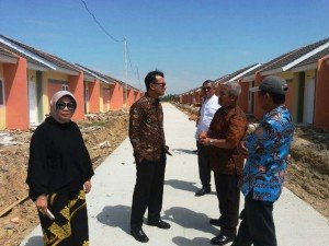 Ketum DPP REI Soelaeman Soemawinata (dua dari kanan) berbincang dengan Managing Director SPS Group Asmat Amin didampingi General Manager SPS Group Tuti Mugiastuti (paling kiri) di proyek Villa Kencana Cikarang