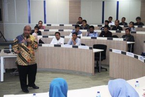 Ketua Umum DPP REI Soelaeman Soemawinata memberikan materi pada Seminar Properti Syariah