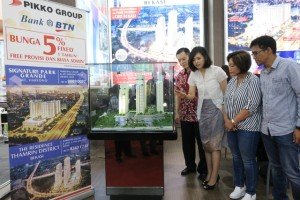 Direktur Marketing Pikko Group Sicilia Alexander Setiawan (kedua kiri) berbincang dengan Suryanti Agustinar Executive Vice President Non Subsidized Mortgage & Consumer Lending Division Bank BTN (kedua kanan) didampingi Direktur Pikko Group Hendry Leo (kiri) dan Dedy Lesmana Departement Head Sales Development Non Subsidized Mortgage & Consumer Lending Division Bank BTN (kanan) di Pikko Group, Indonesia Property Expo 2017